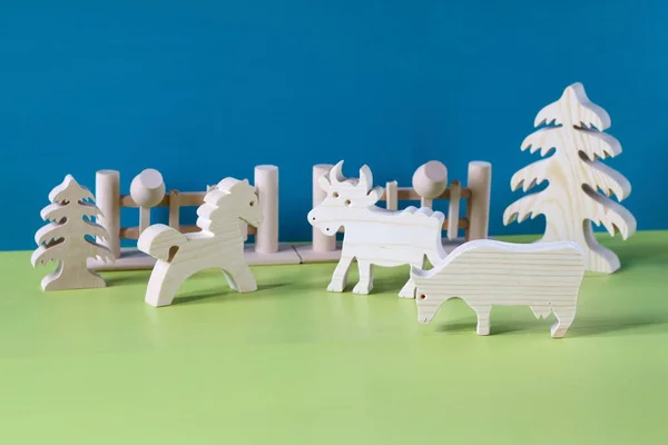 Sammansättningen Husdjur Figuriner Blå Grön Trä Bakgrund — Stockfoto