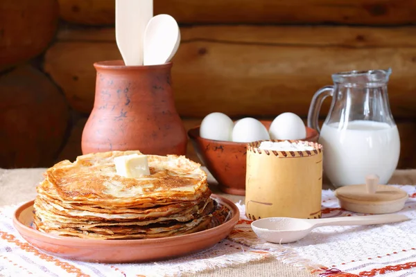 Une Pile Crêpes Une Pile Crêpes Dans Une Plaque Argile — Photo