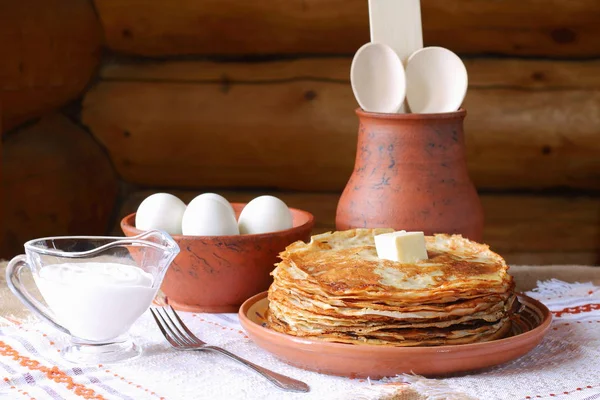 Een Stapel Pannenkoeken Een Stapel Pannenkoeken Een Kleiplaat Achtergrond Van — Stockfoto