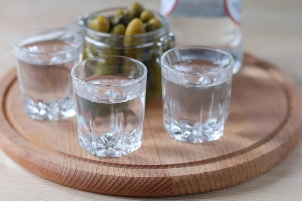 Óculos Com Vodka Jarro Pepinos Uma Chapa Madeira — Fotografia de Stock