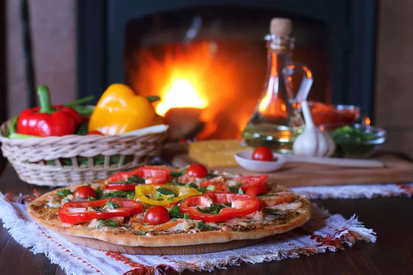 Gotowane Pizza Warzywa Składniki Stole Tle Ognia Pieca — Zdjęcie stockowe