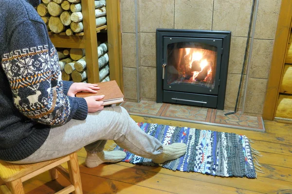 Una Donna Con Maglione Blu Legge Libro Vicino Camino — Foto Stock