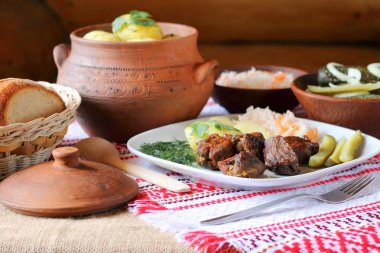 Geleneksel Rus yemekleri. Kızarmış et haşlanmış patates ve turşu ile. 