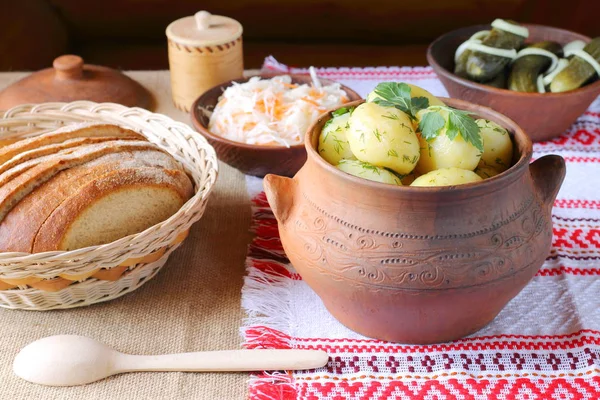 Традиційні Російські Страви Відварна Картопля Соління Горщиках — стокове фото