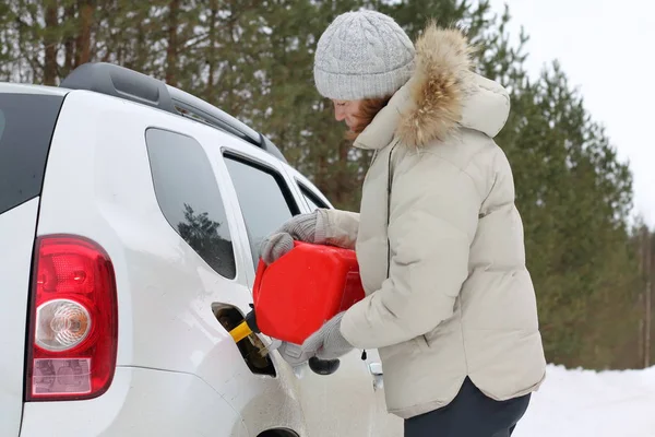 Eine Frau Betankt Ein Weißes Auto Auf Der Straße Winterwald — Stockfoto