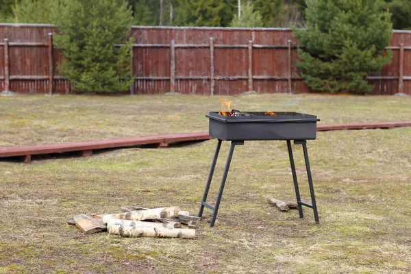在花园里烧木头烧烤 — 图库照片