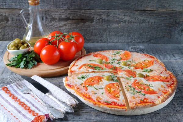 Pizza Pomidorami Składnikami Szarym Drewnianym Tle — Zdjęcie stockowe