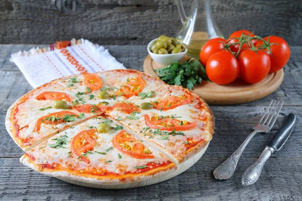 Pizza Pomidorami Składnikami Szarym Drewnianym Tle — Zdjęcie stockowe