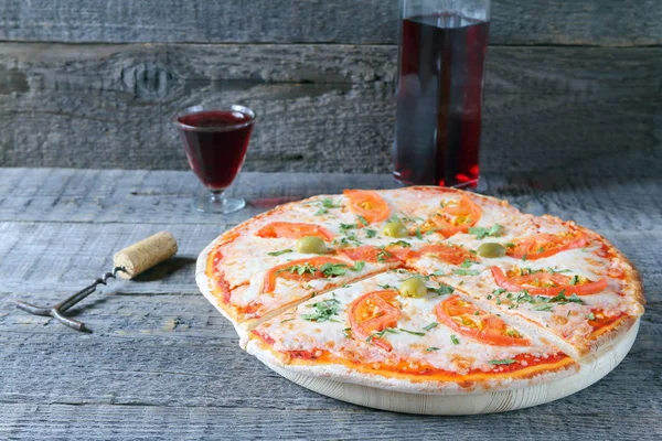 Pizza Pomidorami Kieliszek Czerwonego Wina Butelką Szarym Drewnianym Tle — Zdjęcie stockowe