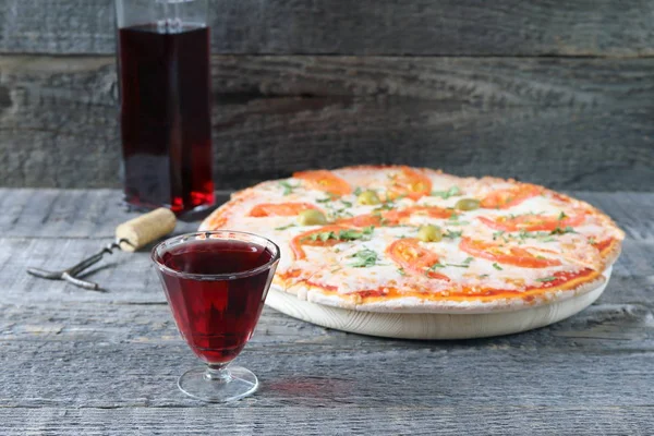 Szklanka Czerwonego Wina Tle Pizzy Pomidorami — Zdjęcie stockowe
