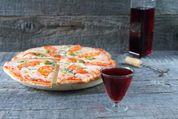 Szklanka Czerwonego Wina Tle Pizzy Pomidorami — Zdjęcie stockowe