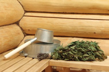 Sauna için aksesuarlar: Demir leğen, kepçe ve huş ağacı süpürgesi.. 