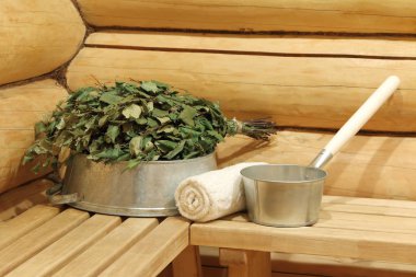 Sauna için aksesuarlar: Demir leğen, kepçe ve huş ağacı süpürgesi.. 