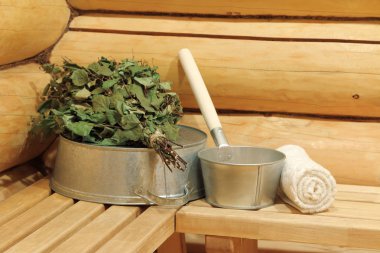 Sauna için aksesuarlar: Demir leğen, kepçe ve huş ağacı süpürgesi.. 