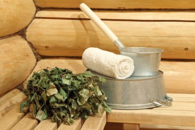Sauna için aksesuarlar: Demir leğen, kepçe ve huş ağacı süpürgesi.. 