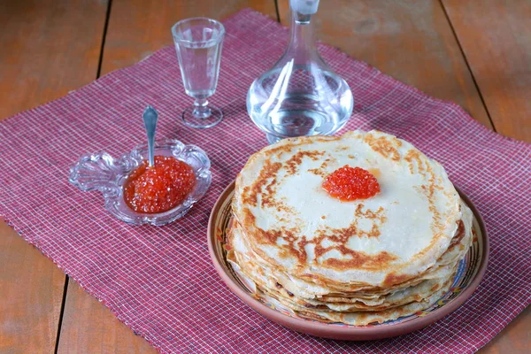 Montón Panqueques Con Caviar Rojo Vaso Vodka Mesa Madera Marrón — Foto de Stock