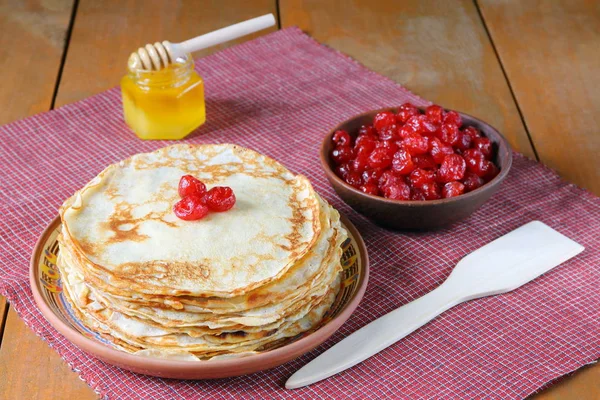 Stack Pannkakor Med Torr Körsbär Och Honung Det Bruna Träbordet — Stockfoto