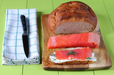 Buğday ekmeğine hafifçe tuzlanmış somon dilimleri.. 