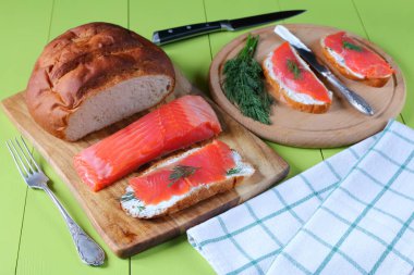 Buğday ekmeğine hafifçe tuzlanmış somon dilimleri.. 