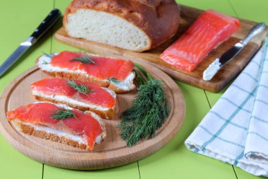 Buğday ekmeğine hafifçe tuzlanmış somon dilimleri.. 