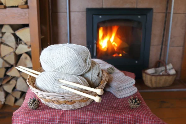 壁炉前桌子上的毛线和毛线 — 图库照片