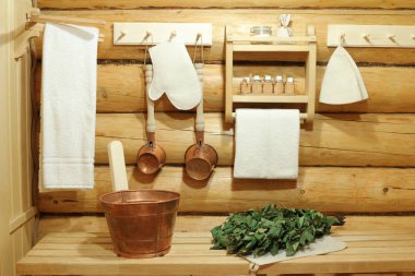 Ahşap iç kısımda sauna için bakır aksesuarlar.. 