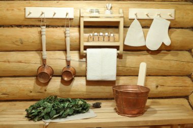 Ahşap iç kısımda sauna için bakır aksesuarlar.. 