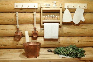 Ahşap iç kısımda sauna için bakır aksesuarlar.. 