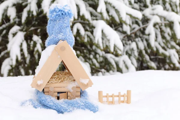 冬の森を背景にしたログハウスの模型 省エネ 不動産の概念 — ストック写真