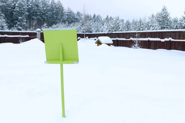 Eine Grüne Holzschaufel Vor Dem Hintergrund Der Winterlandschaft — Stockfoto