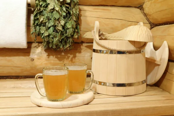 Zwei Gläserne Becher Helles Bier Inmitten Von Holzzubehör Saunabereich — Stockfoto