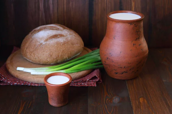 Глиняна Чашка Молока Хліб Дерев Яному Фоні — стокове фото