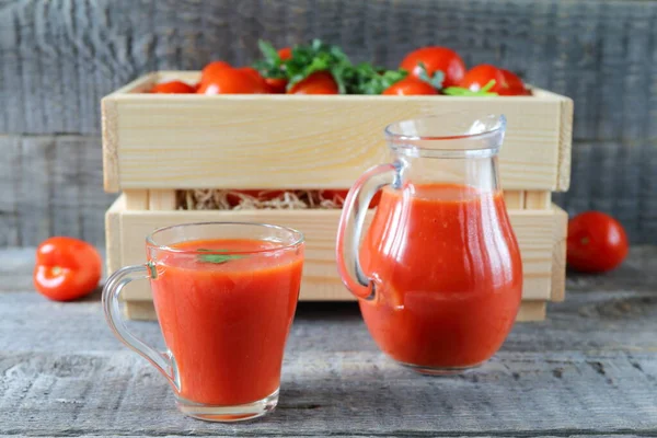 Jus Tomat Segar Dalam Gelas Kaca Sebuah Cangkir Gelas Jus — Stok Foto