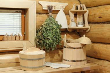 Hamamın penceresinin yanındaki sauna aksesuarları.. 