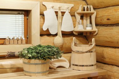 Hamamın penceresinin yanındaki sauna aksesuarları.. 