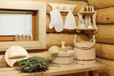 Hamamın penceresinin yanındaki sauna aksesuarları.. 