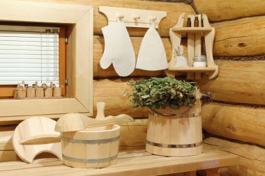 Hamamın penceresinin yanındaki sauna aksesuarları.. 