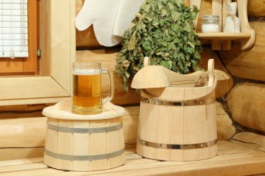 Ahşap fıçıda ve sauna aksesuarlarında bir bardak soğuk light bira.. 