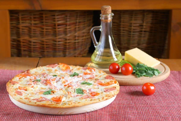 Pizza Serem Warzywami Drewnianym Stole Przeciwko Dwóm Wiklinowym Koszom — Zdjęcie stockowe