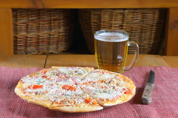 Pizza Serem Pomidorami Oraz Kubek Jasnego Piwa Drewnianym Tle — Zdjęcie stockowe