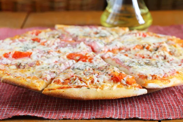 Pizza Serem Pomidorami Zbliżenie — Zdjęcie stockowe