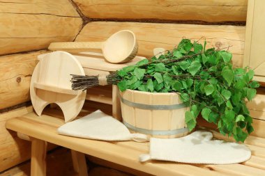 Hamamın köşesinde sauna aksesuarları ve taze huş süpürgesi.. 