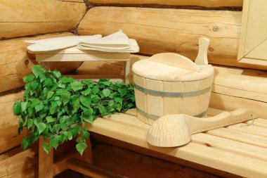 Hamamın köşesinde sauna aksesuarları ve taze huş süpürgesi.. 