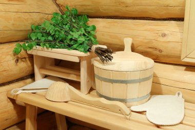 Hamamın köşesinde sauna aksesuarları ve taze huş süpürgesi.. 