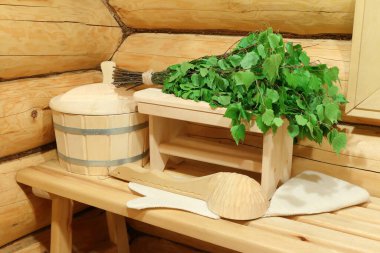 Hamamın köşesinde sauna aksesuarları ve taze huş süpürgesi.. 