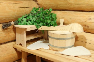 Hamamın köşesinde sauna aksesuarları ve taze huş süpürgesi.. 