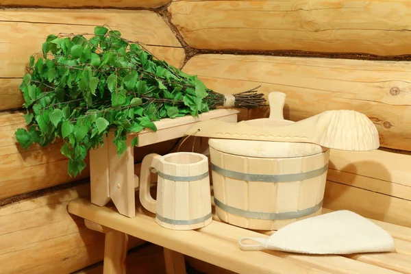 Hamamın köşesinde sauna aksesuarları ve taze huş süpürgesi.. 
