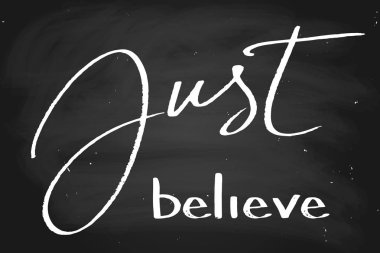 Sadece inan. El yazısıyla yazılmış metin, yazı tahtası, tebeşir vektör. E