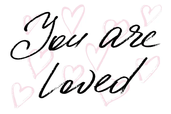 Du är älskad. Handskrivna svart text och handritade rosa hjärtan — Stock vektor