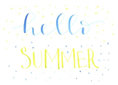 Merhaba yaz - el yazısıyla yazılmış suluboya yazı pozitif ifade. Merhaba Summer vektör çizimi, arka plan. Eğlenceli bir hipster tasarım logosu ya da etiketi. El yazısı, ilham verici tipografi posteri, afiş.